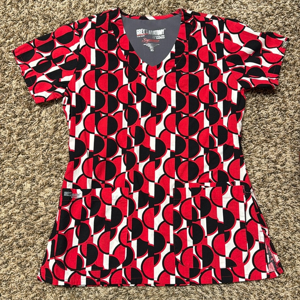 EUC Women’s XS Grey’s Anatomy Red and Black Print Top